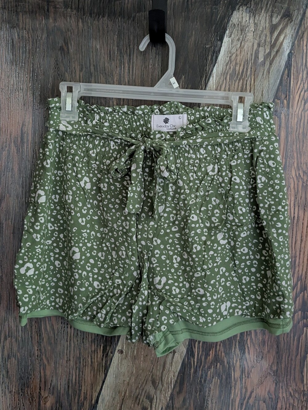Everyday Chic Boutique Green Leopard Print Flowy Shorts Size Large